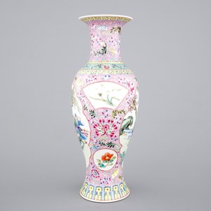 A Chinese porcelain famille rose vase with ladies in a garden, 20th C — photo 2
