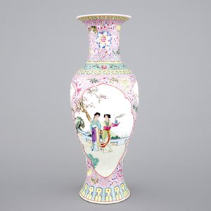 A Chinese porcelain famille rose vase with ladies in a garden, 20th C — photo 3
