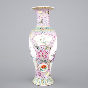 A Chinese porcelain famille rose vase with ladies in a garden, 20th C — photo 4