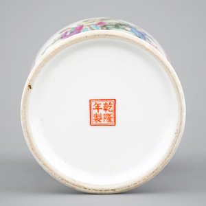 A Chinese porcelain famille rose vase with ladies in a garden, 20th C — photo 6