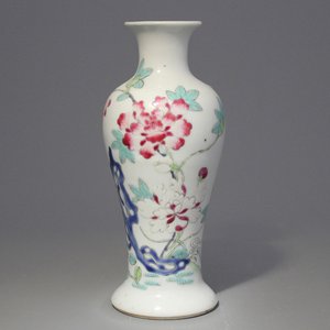 A Chinese porcelain famille rose vase, Yongzheng, ca. 1720 — 照片 1