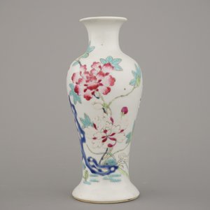 A Chinese porcelain famille rose vase, Yongzheng, ca. 1720 — 照片 2