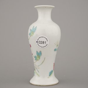 A Chinese porcelain famille rose vase, Yongzheng, ca. 1720 — 照片 3