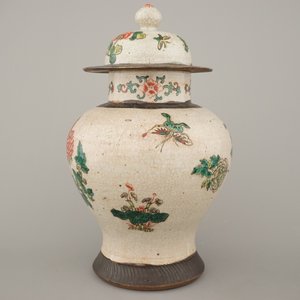 A Chinese porcelain famille verte Nanking vase and cover, 19th C. — 照片 4