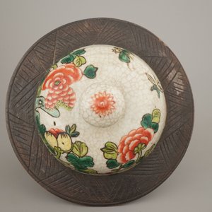 A Chinese porcelain famille verte Nanking vase and cover, 19th C. — 照片 8