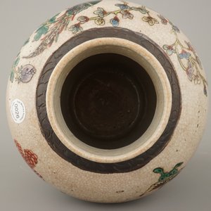 A Chinese porcelain famille verte Nanking vase and cover, 19th C. — 照片 9