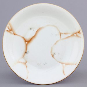 A Chinese porcelain faux-marbre plate, Qianlong mark, 18/19th C. — photo 1