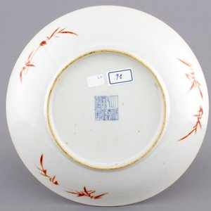 A Chinese porcelain faux-marbre plate, Qianlong mark, 18/19th C. — photo 2