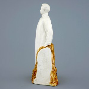 A Chinese porcelain figure of a communist leader, 20th C. — photo 2