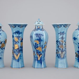 A Chinese porcelain five-piece lavender garniture , Qianlong, 18th C — photo 1