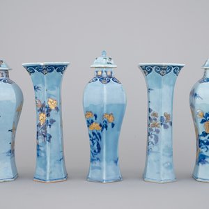 A Chinese porcelain five-piece lavender garniture , Qianlong, 18th C — photo 2