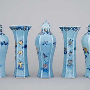 A Chinese porcelain five-piece lavender garniture , Qianlong, 18th C — photo 3