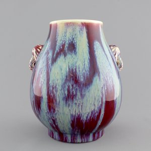 A Chinese porcelain flambe hu-shaped vase with elephant handles, 19/20th C. — 照片 1