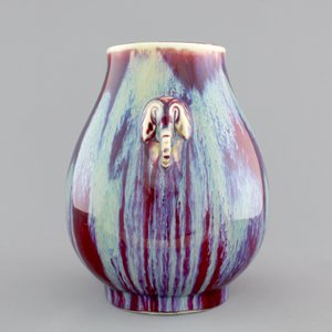 A Chinese porcelain flambe hu-shaped vase with elephant handles, 19/20th C. — 照片 2