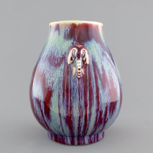 A Chinese porcelain flambe hu-shaped vase with elephant handles, 19/20th C. — 照片 3