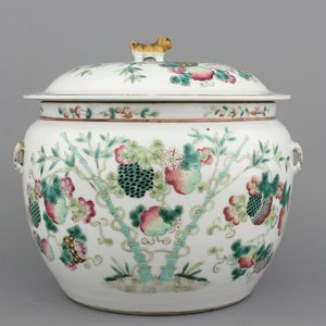 A Chinese porcelain food pot, 19th C. — 照片 1
