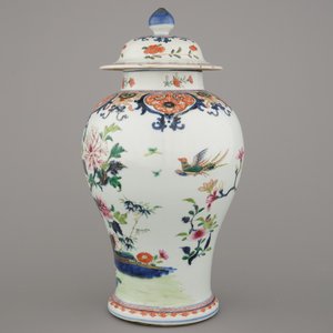 A Chinese porcelain imari palette floral vase and cover, Qianlong, 18th C. — 照片 3