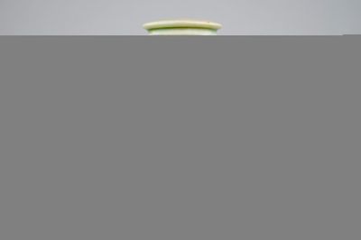 Un vase en porcelaine de Chine céladon au décor sgraffito, Dynastie Ming