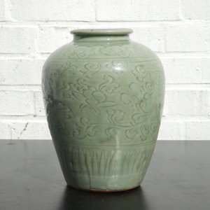 Een Chinese celadon vaas met ingekerfd decor, Ming Dynastie — foto 11