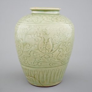 Een Chinese celadon vaas met ingekerfd decor, Ming Dynastie — foto 2