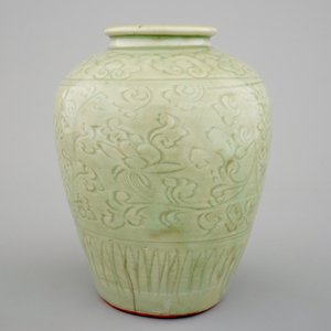 Een Chinese celadon vaas met ingekerfd decor, Ming Dynastie — foto 4