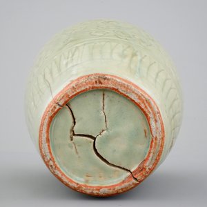 Een Chinese celadon vaas met ingekerfd decor, Ming Dynastie — foto 5