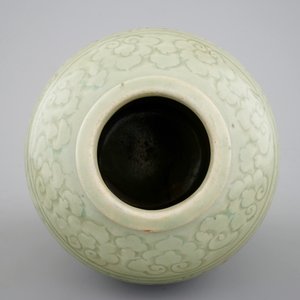 Een Chinese celadon vaas met ingekerfd decor, Ming Dynastie — foto 6