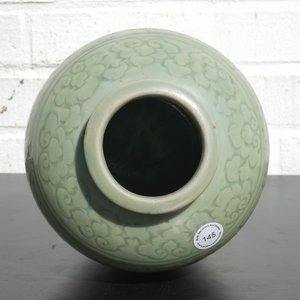 Een Chinese celadon vaas met ingekerfd decor, Ming Dynastie — foto 8