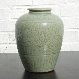 Een Chinese celadon vaas met ingekerfd decor, Ming Dynastie — foto 9