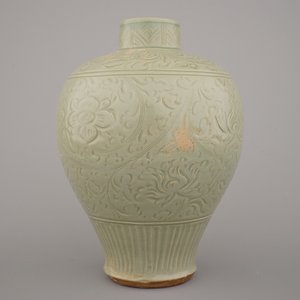 A Chinese porcelain incised celadon vase, possibly Ming Longquan — 照片 4