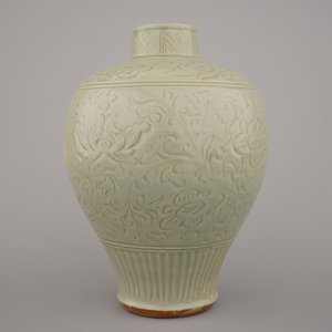 A Chinese porcelain incised celadon vase, possibly Ming Longquan — 照片 5