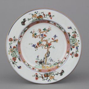 A Chinese porcelain Kakiemon style plate, Qianlong, 18th C. — 照片 1