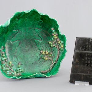 A Chinese porcelain leaf-shaped bowl and an inkstone in case, inscribed, 19th C. — photo 1