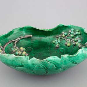 A Chinese porcelain leaf-shaped bowl and an inkstone in case, inscribed, 19th C. — photo 2