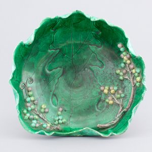 A Chinese porcelain leaf-shaped bowl and an inkstone in case, inscribed, 19th C. — photo 3