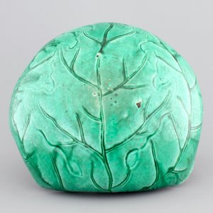 A Chinese porcelain leaf-shaped bowl and an inkstone in case, inscribed, 19th C. — photo 4