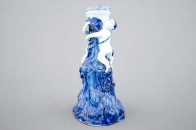 Een blauw-witte Chinese export porseleinen voet van een tweedelige tazza, Qianlong