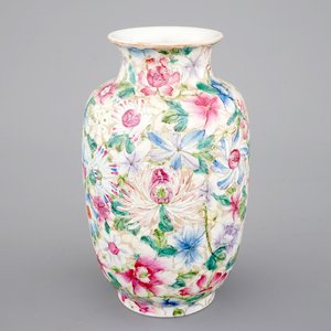 A  Chinese porcelain millefleurs vase, 19/20th C. — 照片 1