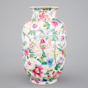 A  Chinese porcelain millefleurs vase, 19/20th C. — 照片 2