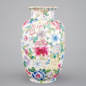 A  Chinese porcelain millefleurs vase, 19/20th C. — 照片 3