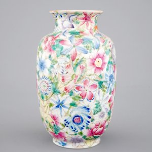 A  Chinese porcelain millefleurs vase, 19/20th C. — 照片 4