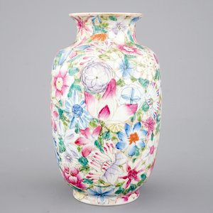 A  Chinese porcelain millefleurs vase, 19/20th C. — 照片 5