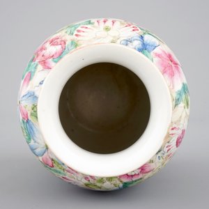 A  Chinese porcelain millefleurs vase, 19/20th C. — 照片 6