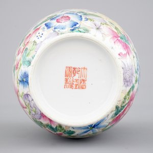 A  Chinese porcelain millefleurs vase, 19/20th C. — 照片 7
