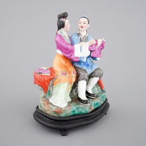 A Chinese porcelain model of an amorous couple, on wooden stand, 20th C. — photo 1