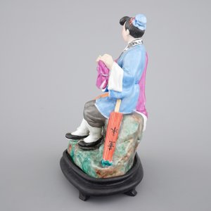 A Chinese porcelain model of an amorous couple, on wooden stand, 20th C. — photo 3