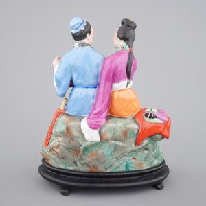 A Chinese porcelain model of an amorous couple, on wooden stand, 20th C. — photo 4