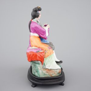 A Chinese porcelain model of an amorous couple, on wooden stand, 20th C. — photo 5