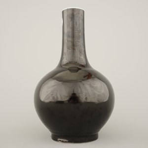A Chinese porcelain monochrome black bottle vase, Qianlong mark but probably 20th C. — 照片 5