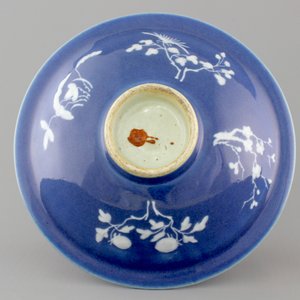 A Chinese porcelain monochrome blue ground plate with two bats, 19th C. — photo 2